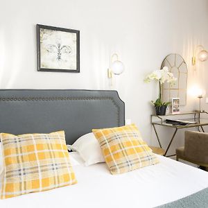 A L'Hotel Des Roys